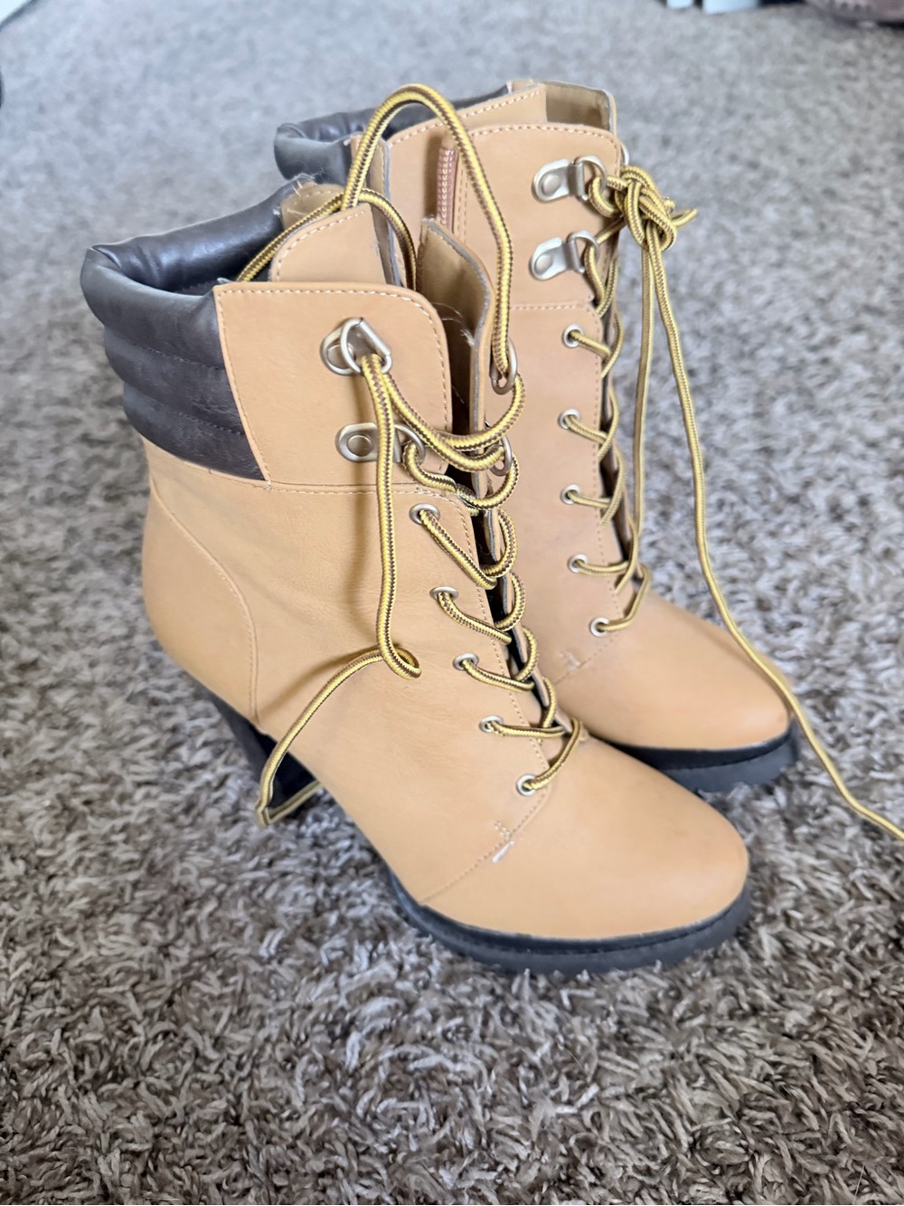 Jennifer Lopez Tan Lace-Up Ankle Boots with Brown Collar